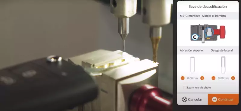 El palpaldor de la máquina descifrando el código del espadín del vehículo El palpaldor de la máquina descifrando el código del espadín del vehículo